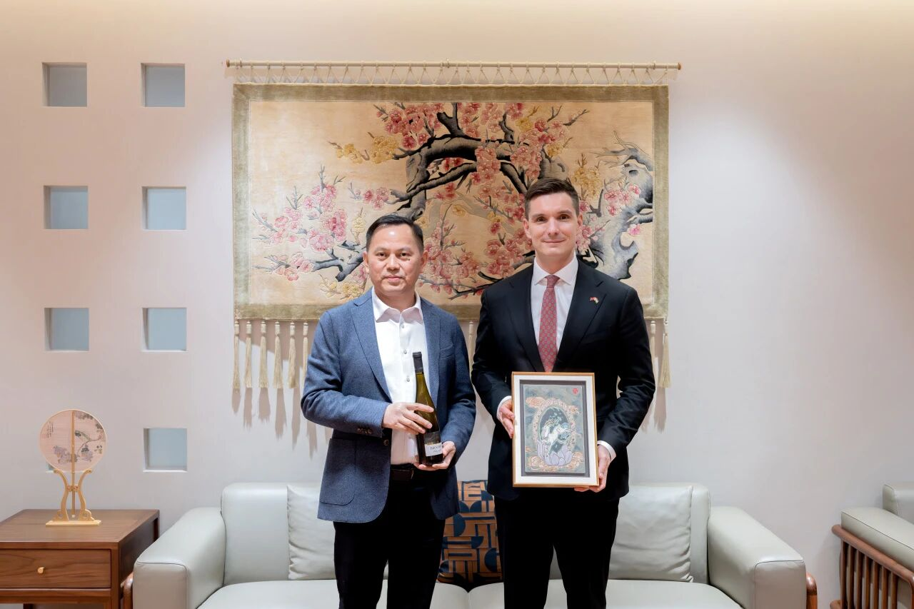 匈牙利驻华大使白思谛先生一行参访四方光电